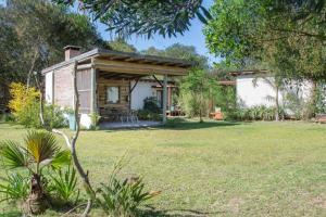 a small cabin in a garden with a yard at La Maison Suites & Gastronomía in La Paloma +33 photos