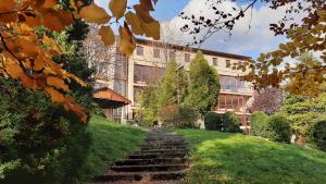 un bâtiment avec des escaliers en face d'un bâtiment dans l'établissement Ośrodek Wczasowy PANORAMA Szczyrk, à Szczyrk