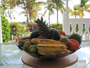 a bowl of fruit sitting on a table at Lauris - Résidence Savannah, 1 ou 2 Chambres avec cuve in Saint-François