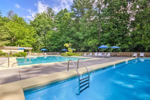 una piscina con sedie e ombrelloni di Private Sapphire Valley Resort Cabin with Mtn Views! a Sapphire