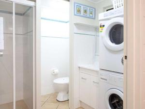 een badkamer met een wasmachine en een toilet bij Blueys Beach Villa Manyana 24 in Blueys Beach