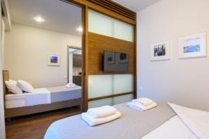 Ένα ή περισσότερα κρεβάτια σε δωμάτιο στο Elounda Colour Apartments