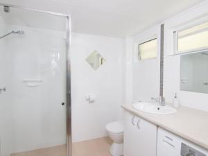 A bathroom at Villa Manyana Unit 28