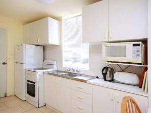A kitchen or kitchenette at Surfsea - Villa Manyana 32