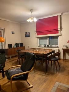 ein Esszimmer mit einem Holztisch und Stühlen in der Unterkunft Villa Vintage in Durbuy