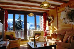 ein Wohnzimmer mit Blick auf einen schneebedeckten Berg in der Unterkunft ROCHA Exclusivo apartamento en la mejor zona con Vistas y Parking gratuito in Sierra Nevada