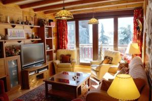 ein Wohnzimmer mit Sofa und Fernseher in der Unterkunft ROCHA Exclusivo apartamento en la mejor zona con Vistas y Parking gratuito in Sierra Nevada