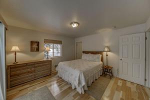 Katil atau katil-katil dalam bilik di Hubbard Cabin by Casago McCall - Donerightmanagement