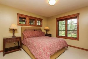 Säng eller sängar i ett rum på Discovery Chalet 374 at Tamarack Resort by Casago McCall - Donerightmanagement