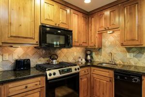 Η κουζίνα ή μικρή κουζίνα στο Clearwater Cottage 87 at Tamarack Resort by Casago McCall - Donerightmanagement +12 φωτογραφίες