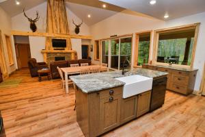 Gallery image of White Bark Lodge by Casago McCall - Donerightmanagement in McCall