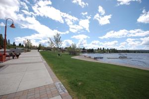 a park next to a body of water at Laid Back Lounge by Casago McCall - Donerightmanagement in McCall