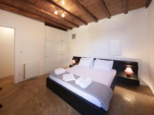 A bed or beds in a room at Villa in Mykonos near Agios Sostis Beach