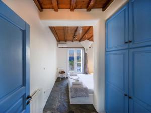 A bed or beds in a room at Villa in Mykonos near Agios Sostis Beach