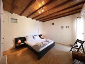 A bed or beds in a room at Villa in Mykonos near Agios Sostis Beach