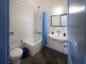 A bathroom at Villa in Mykonos near Agios Sostis Beach