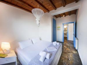 A bed or beds in a room at Villa in Mykonos near Agios Sostis Beach