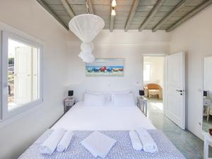 A bed or beds in a room at Villa in Mykonos near Agios Sostis Beach