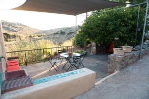 a patio with a table and chairs on a balcony at Sitanos Anna House in Sítanos
