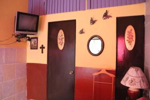 Televiisor ja/või meelelahutuskeskus majutusasutuses Hostel Casa Zalaoui