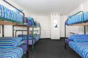 Dviaukštė lova arba lovos apgyvendinimo įstaigoje Aspen Lodge Backpackers