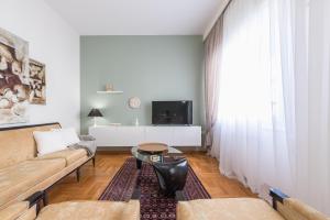 ein Wohnzimmer mit einem Sofa und einem Tisch in der Unterkunft Sophisticated Family House With Acropolis View in Athen