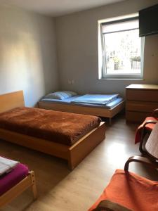 Posteľ alebo postele v izbe v ubytovaní Tanie Pokoje Blisko Lotniska
