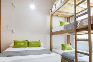 2 łóżka piętrowe w pokoju z drabiną w obiekcie Ayenda 1258 Boutique Laureles Home w mieście Medellín