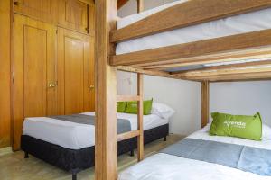 2 slaapplaatsen in een stapelbed in een kleine kamer met 3 stapelbedden bij Ayenda 1258 Boutique Laureles Home in Medellín