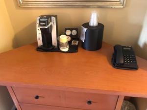 a desk with a coffee maker and a coffee maker at Selkirk Inn in Golden