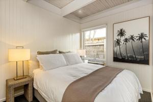 Un dormitorio blanco con una cama grande y una ventana en Royadie Retreat Blairgowrie, en Blairgowrie