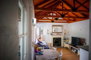 uma sala de estar com uma mesa e uma lareira em Homewood Cottages em Highfields