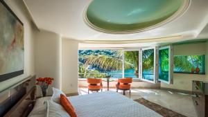 TV a/nebo společenská místnost v ubytování Puerto Vallarta South Shore Luxury Suites,