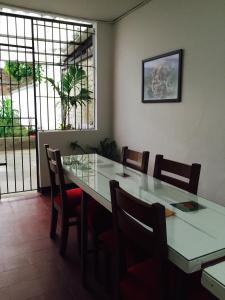 Fotografie z fotogalerie ubytování Casa Helga a dos cuadras de la Basílica, casa entera con jardín amplio, 6 habitaciones, 5 baños, cocina, comedor y sala de TV v destinaci Buga
