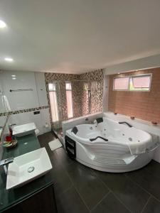 Koupelna v ubytování Hotel Jade Spa