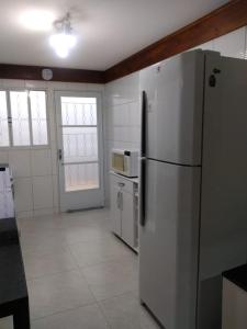 Casa Ubatuba Perequê Açuにあるキッチンまたは簡易キッチン