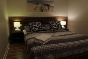 een slaapkamer met een groot bed met 2 lampen bij PIANO CAFE b&b in Mielec