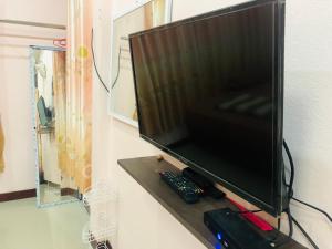 TV i/ili multimedijalni sistem u objektu เกาะลิบงซันไรส์ โฮมสเตย์ Koh libong sunrise Homestay