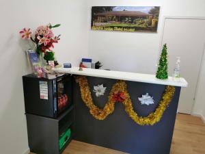 a counter with a christmas wreath on it at Ballarat Eureka Lodge Motel in Ballarat