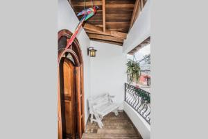 シルカシアにあるLos Tulios Alojamientoの廊下箒付きの家