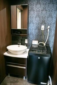 Un baño con un lavabo y un inodoro y un lavabo. en s-rea TOKYO 201, en Tokio 11 fotos más