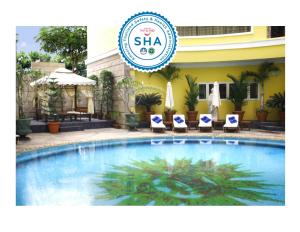 una piscina frente a un hotel en Four Seasons Place - SHA Extra Plus, en Pattaya central