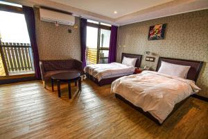Cette chambre comprend 2 lits et une table. dans l'établissement Jinsa Lakeside View Resort, à Jinsha