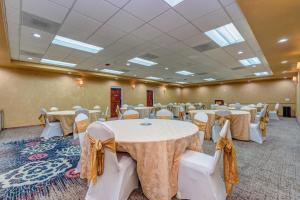 Clarion Inn Sierra Vista near Ft Huachuca tesisinde bir restoran veya yemek mekanı +151 fotoğraf