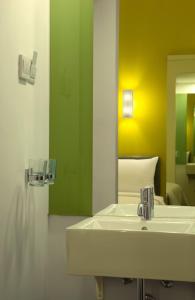 un baño con lavabo y espejo en Amaris Hotel Sunset Road - Bali, en Kuta