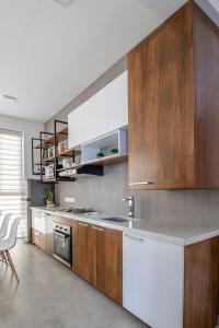 Kuchyň nebo kuchyňský kout v ubytování ARENA BY SERENDIA Aparthotel