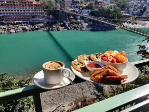 un plato de comida y una taza de café en una cornisa en Kunwar Residency, en Rishīkesh