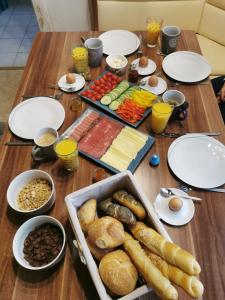 een tafel met eten en borden met voedsel erop bij Ferienwohnung Solebad in Gmünd