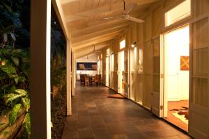 un corridoio vuoto di una casa con tavolo di Port Douglas Cottage & Lodge a Port Douglas