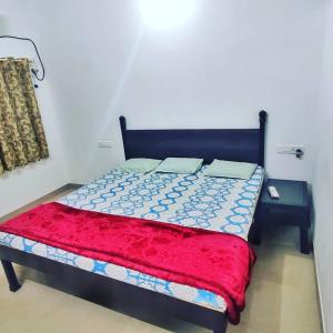 Uma cama ou camas num quarto em Chandraprabha Nyahari Niwas